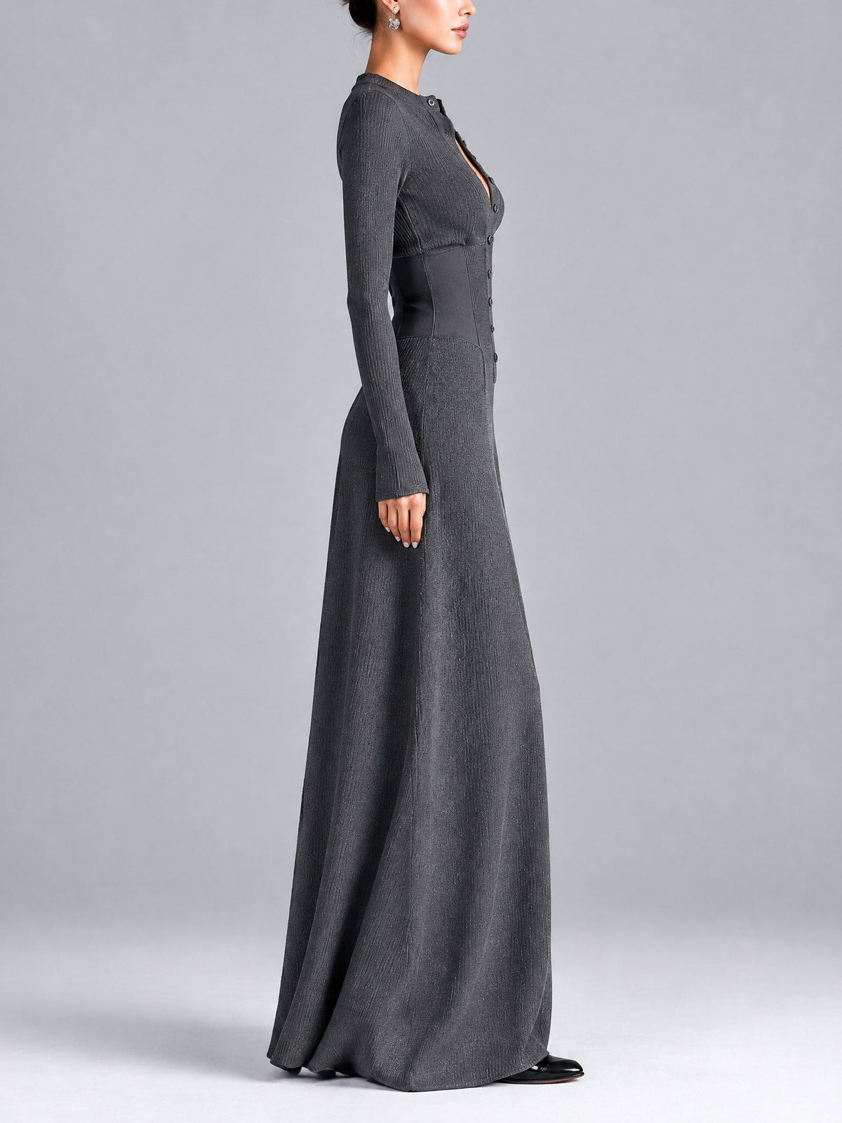 Graues Maxikleid mit Knopfleiste und taillierter Taille