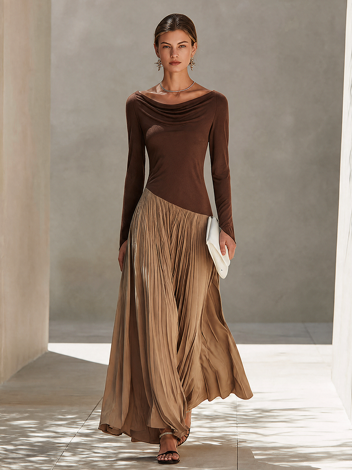Minimalistisches Damen-Maxikleid in Zweifarbigem Color-Block-Design mit Drapiertem Ausschnitt