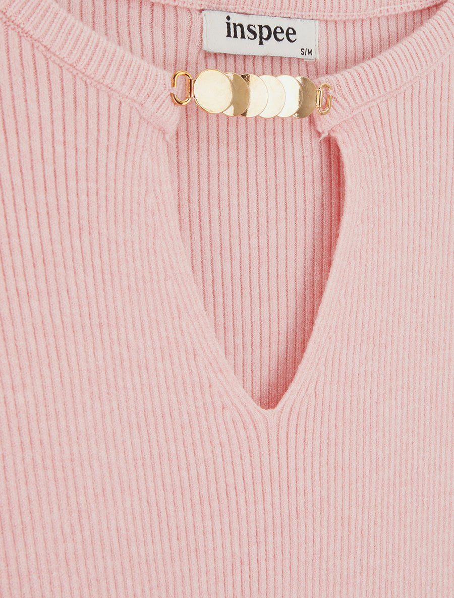 Gerippter Pullover mit V-Ausschnitt und Schmuckdetail - Rosa