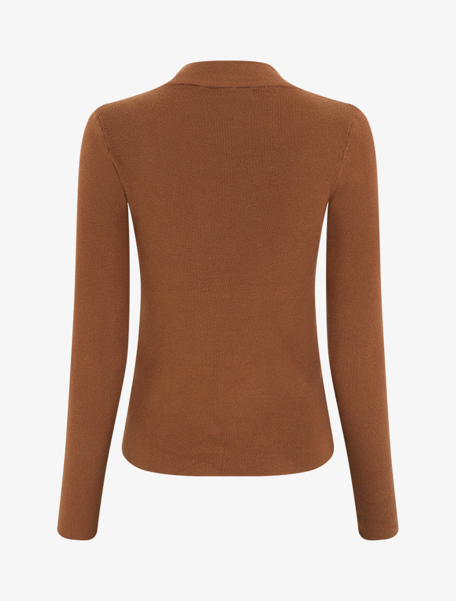 Taillierter Pullover mit Stehkragen und goldfarbenen Knöpfen