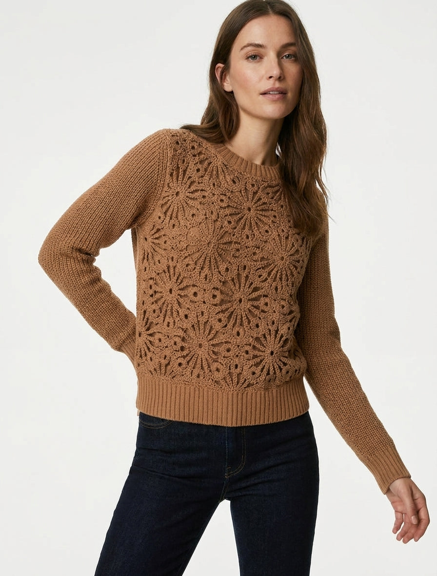 Baumwollpullover mit Rundhalsausschnitt und Makramee-Strick