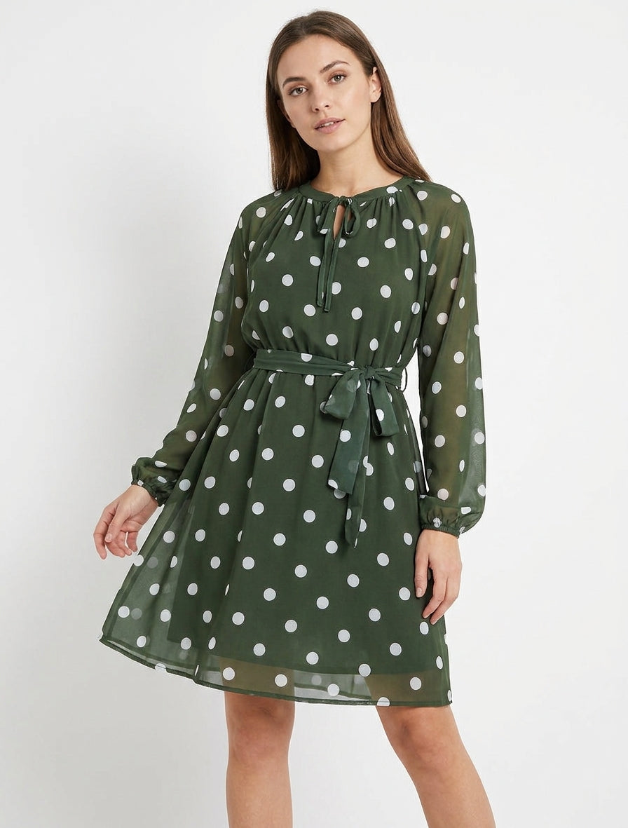 Fließendes Kleid mit Bindeausschnitt und Punkten