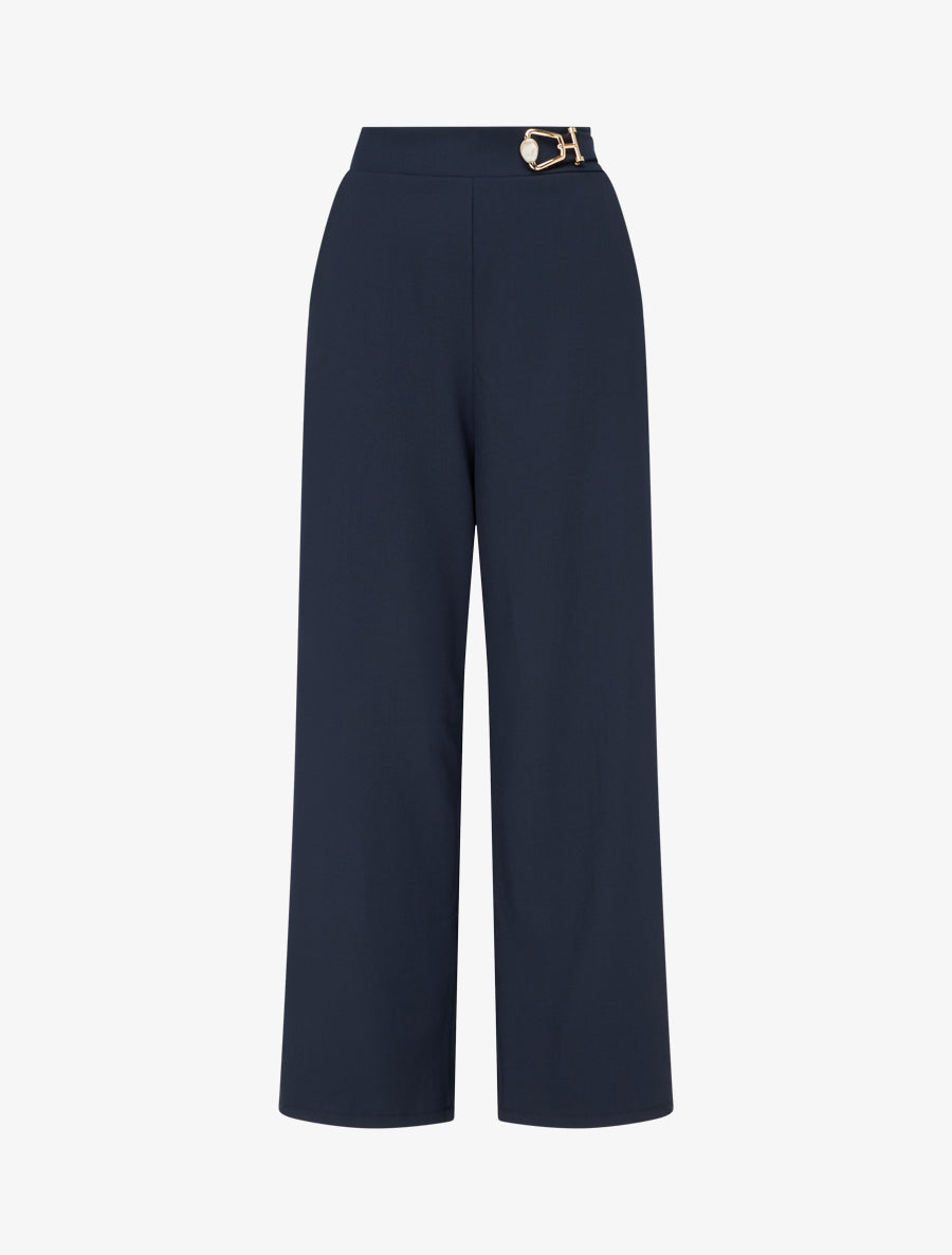 Fließende Hose mit hoher Taille und Schmuck