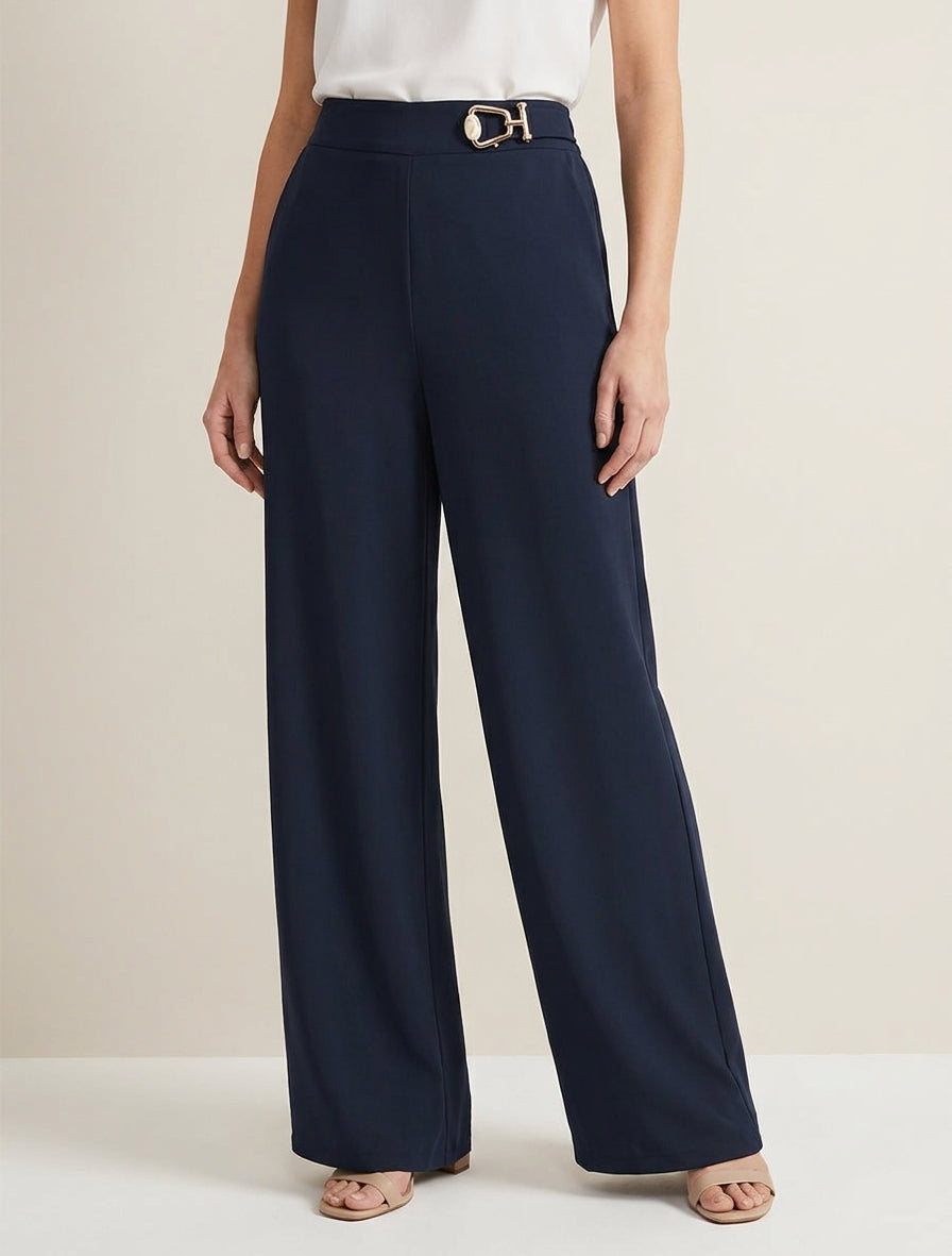 Fließende Hose mit hoher Taille und Schmuck