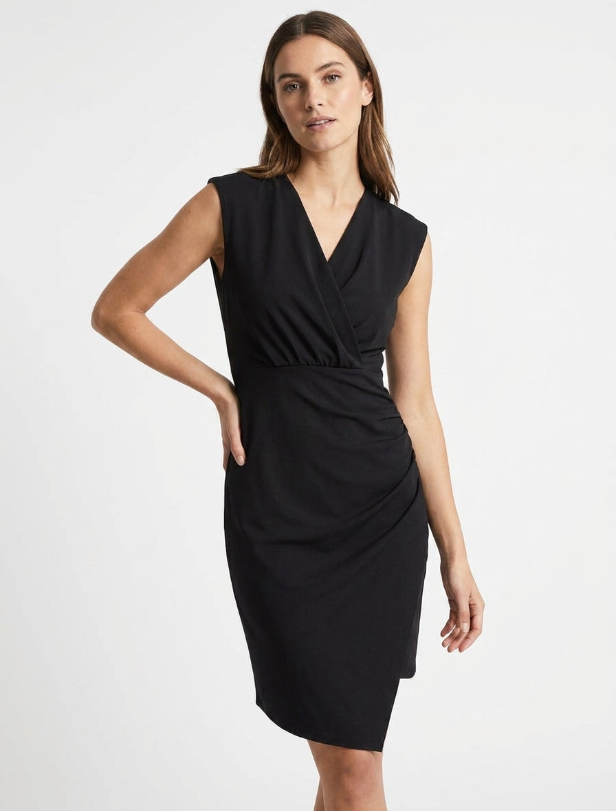 Figurbetontes Kleid mit Wickelkragen und Drapierung