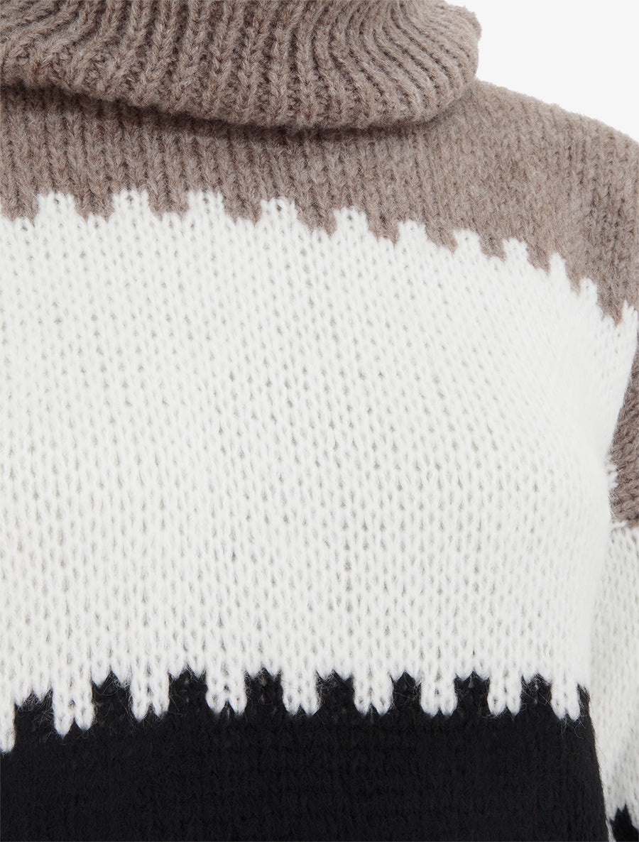 Rollkragenpullover mit stilisierten Streifen