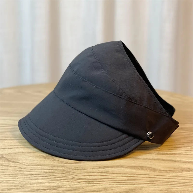 Breitrandiger Sommerhut offen für Pferdeschwänze mit Maskenschnallen