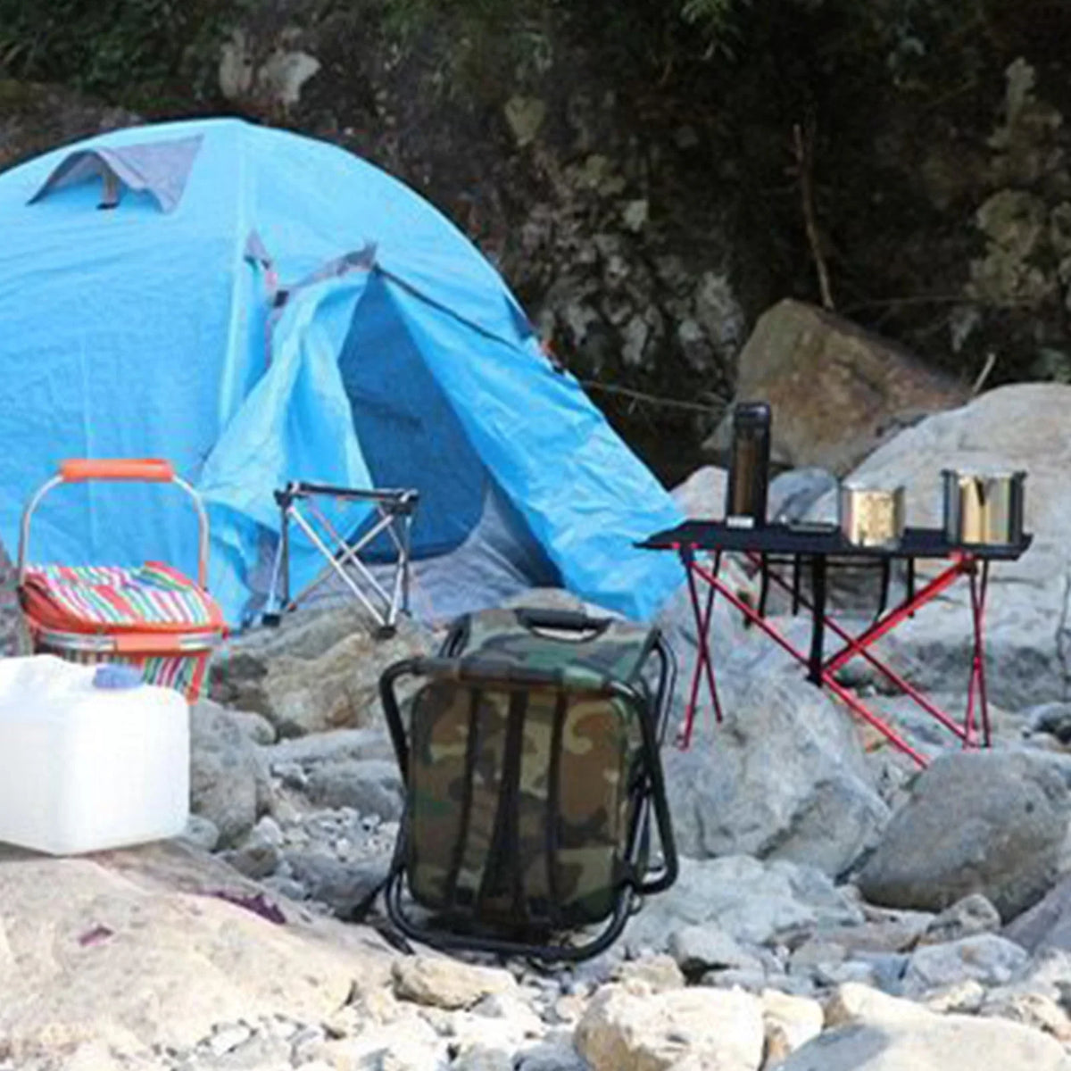 Faltbarer Rucksack-Kühlhocker mit isoliertem Fach und stabilen Beinen