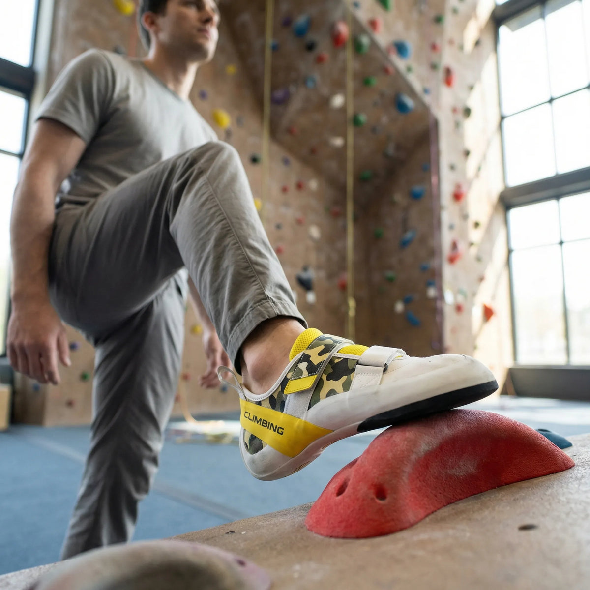 Kletterschuh mit Klettverschluss rutschfeste Sohle atmungsaktiver Schaft