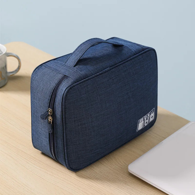 Spritzwasserschützter Kabel-Organizer mit gepolsterten Fächern und Mesh-Taschen