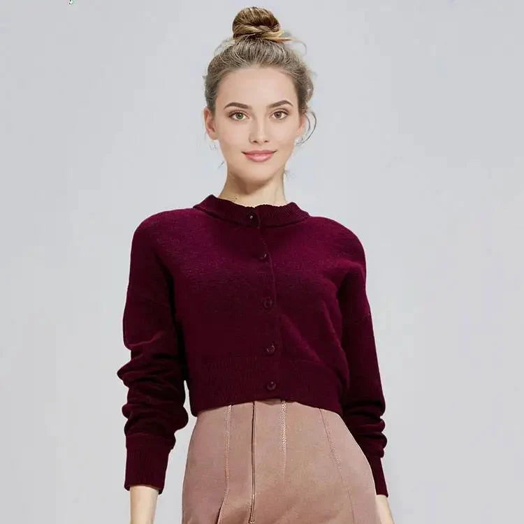 Kurz geschnittene Strickjacke mit Knopfleiste und Rundhals