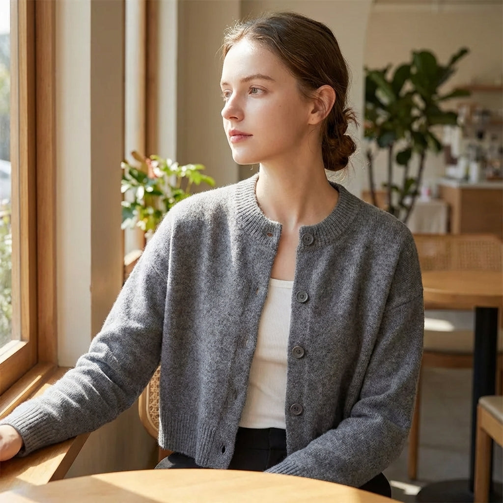 Kurz geschnittene Strickjacke mit Knopfleiste und Rundhals