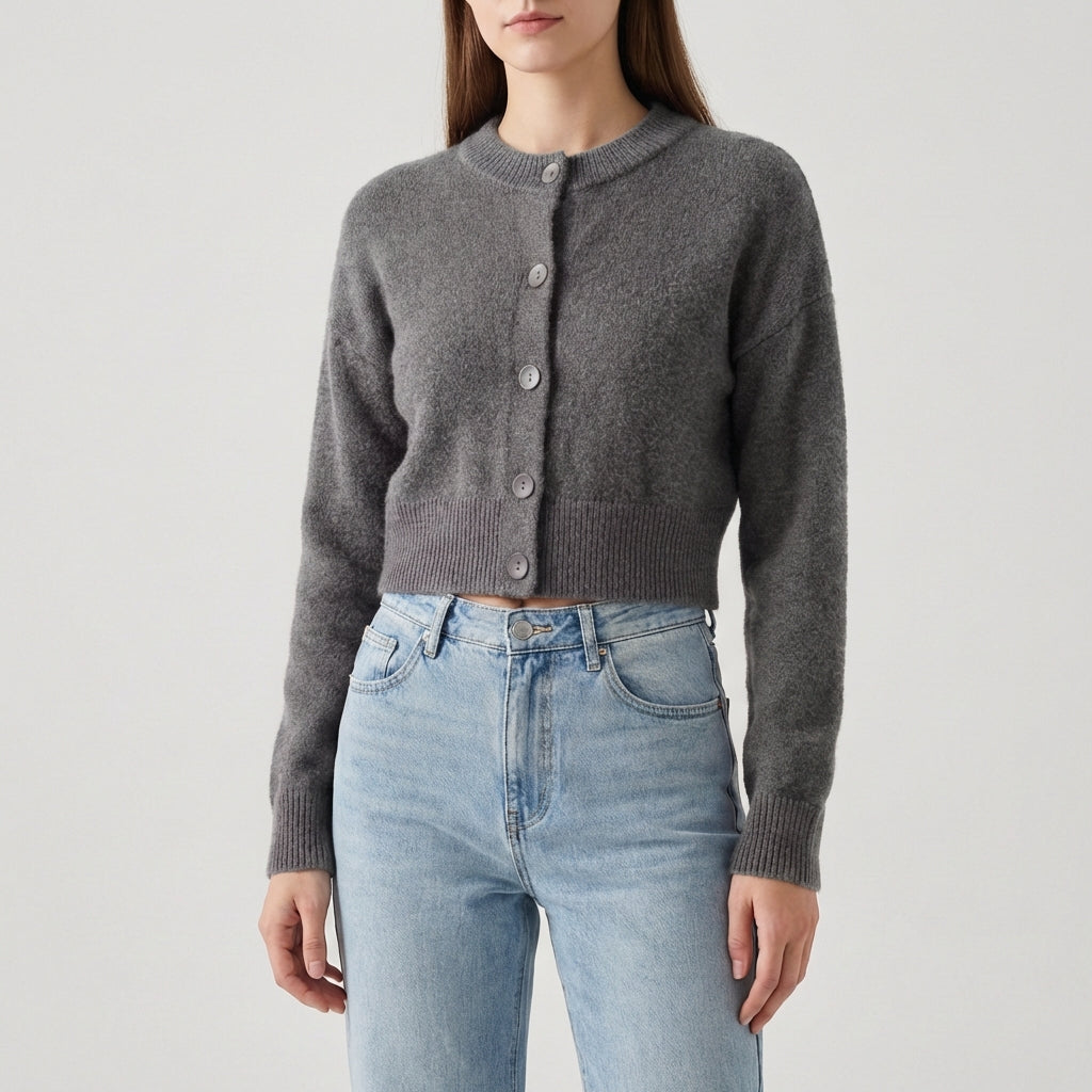 Kurz geschnittene Strickjacke mit Knopfleiste und Rundhals