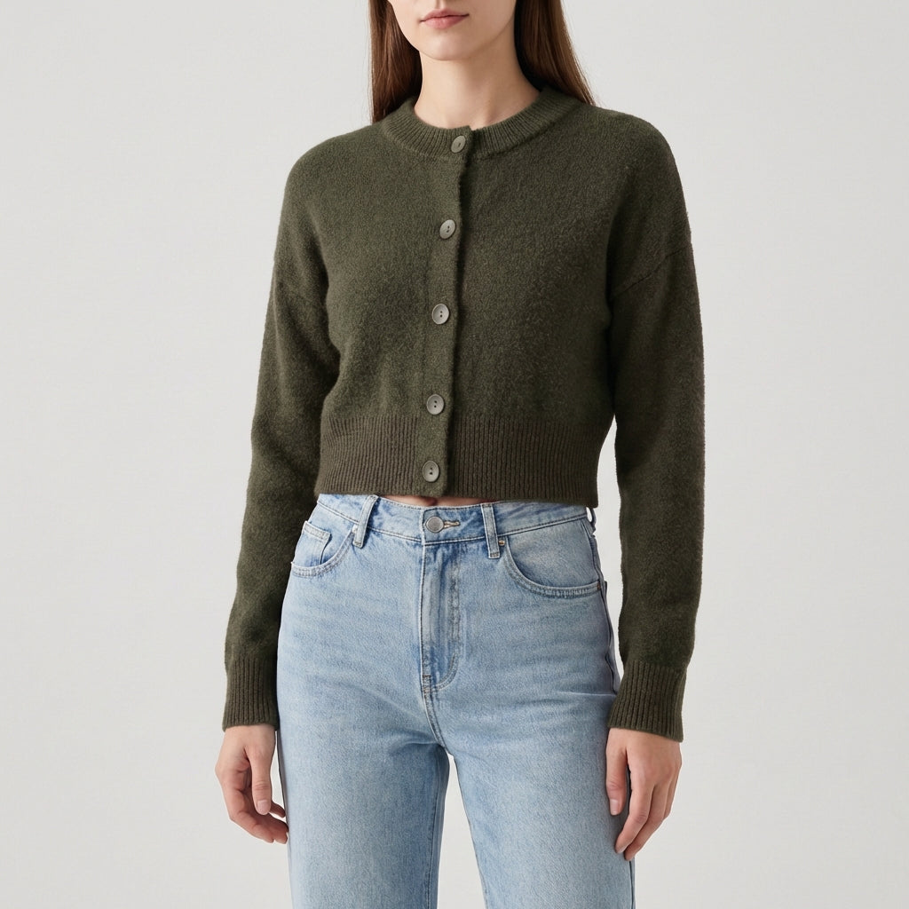 Kurz geschnittene Strickjacke mit Knopfleiste und Rundhals