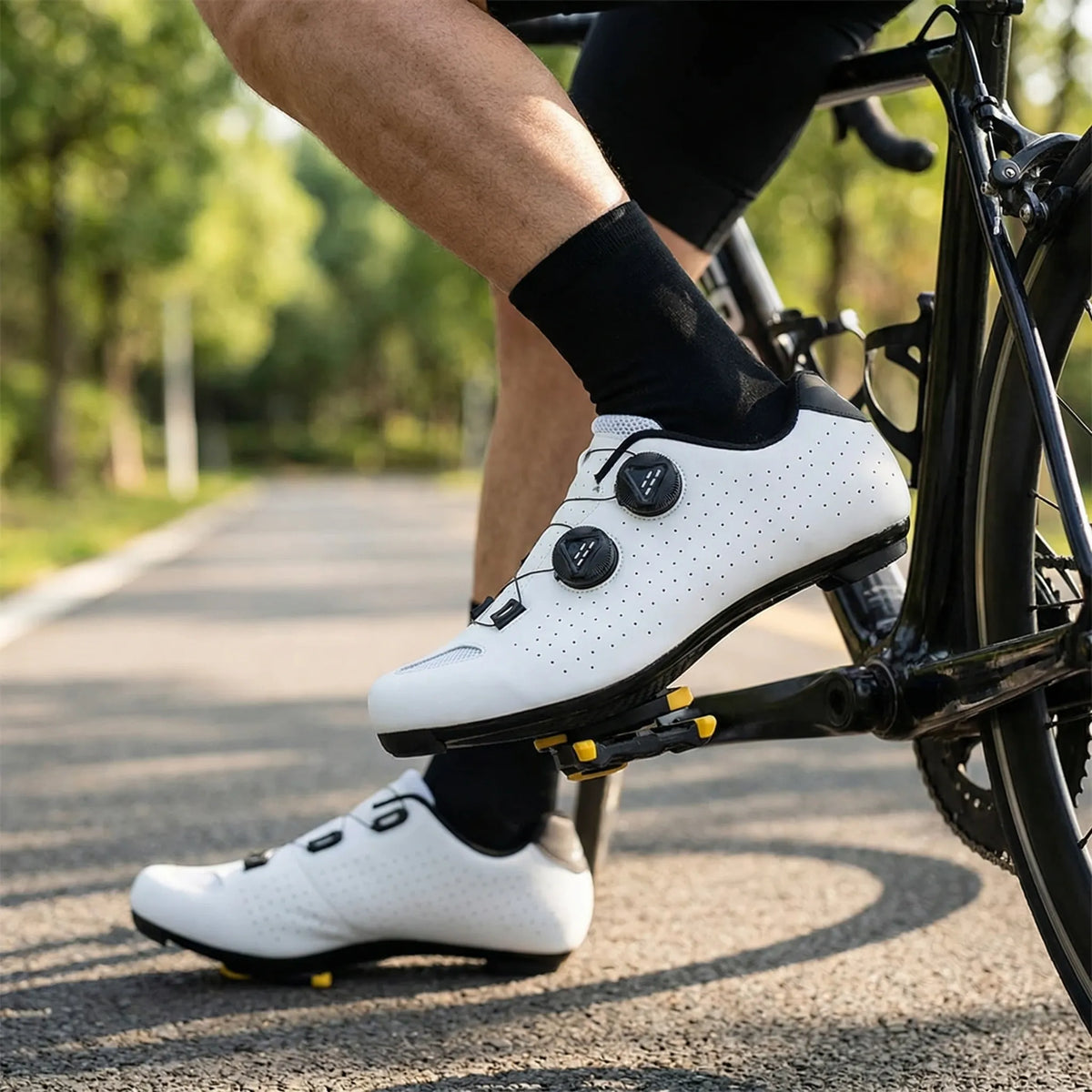 Rennradschuh mit Doppel-Drehverschlüssen, perforiertes Obermaterial, Renn- und MTB-Cleat-kompatibel