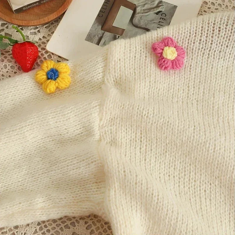 Verkürzter V-Ausschnitt-Cardigan mit Blumenapplikationen und weichem Strick