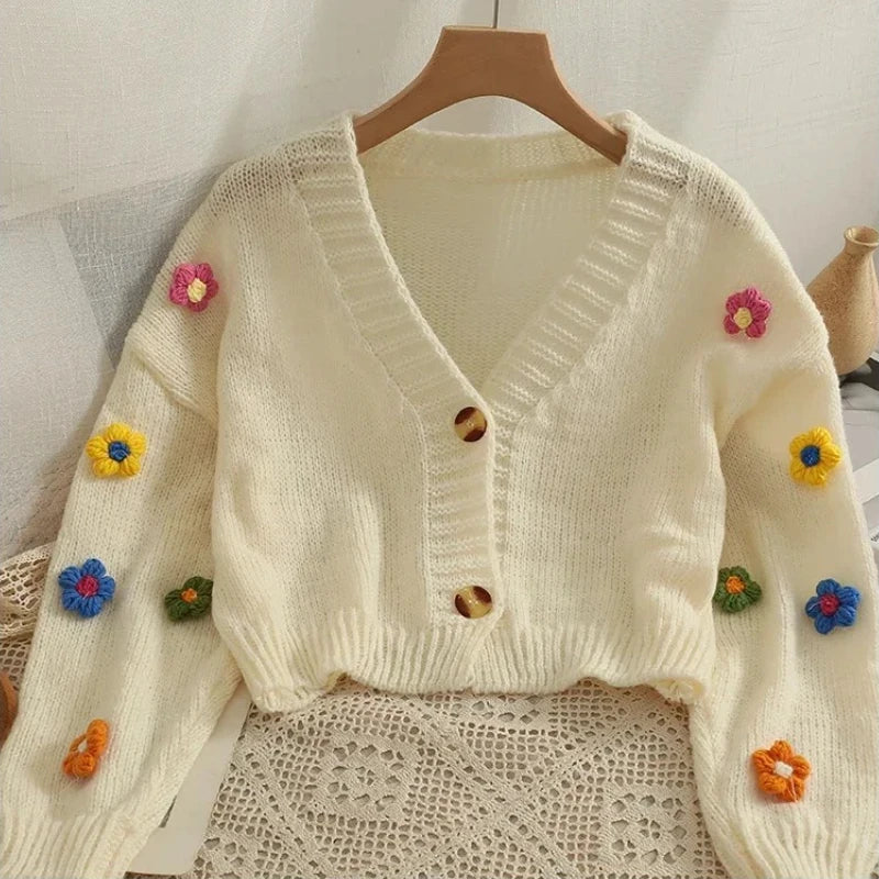 Verkürzter V-Ausschnitt-Cardigan mit Blumenapplikationen und weichem Strick