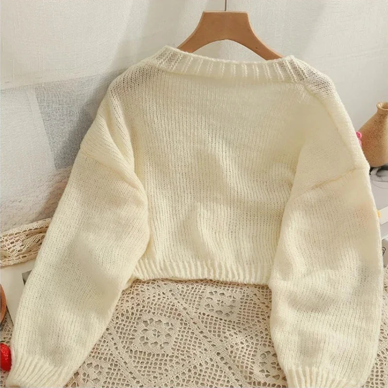 Verkürzter V-Ausschnitt-Cardigan mit Blumenapplikationen und weichem Strick