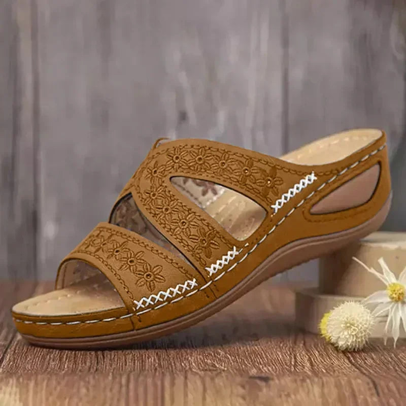 Damen-Keilabsatz-Sandale mit Blumenmuster und offenem Zehenbereich