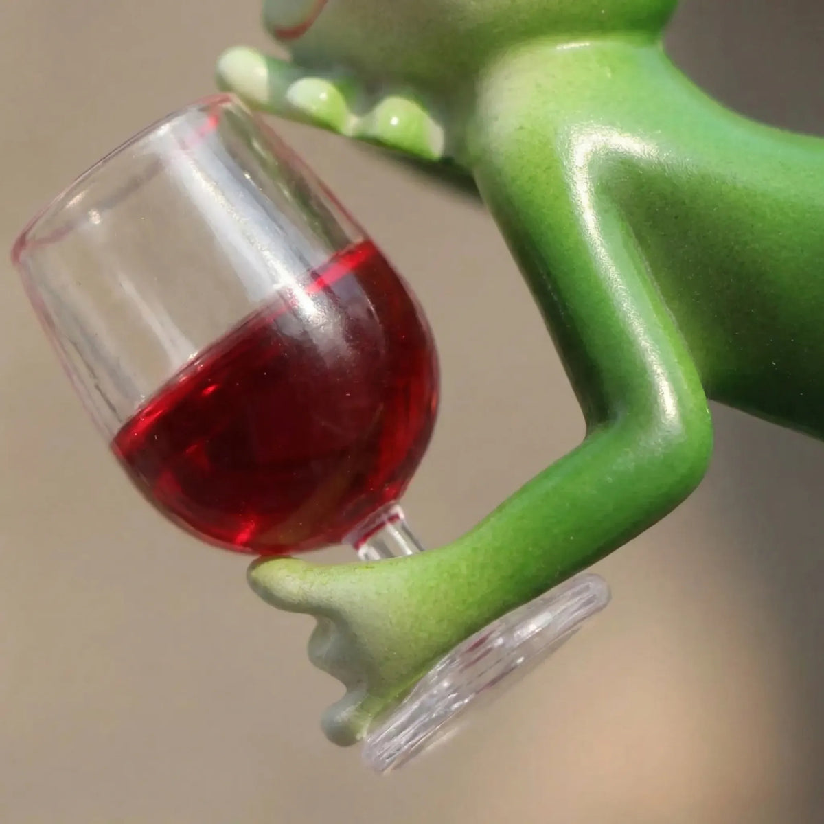 Froschfigur hängend mit Weinglas für Gartendeko und Innenbereich
