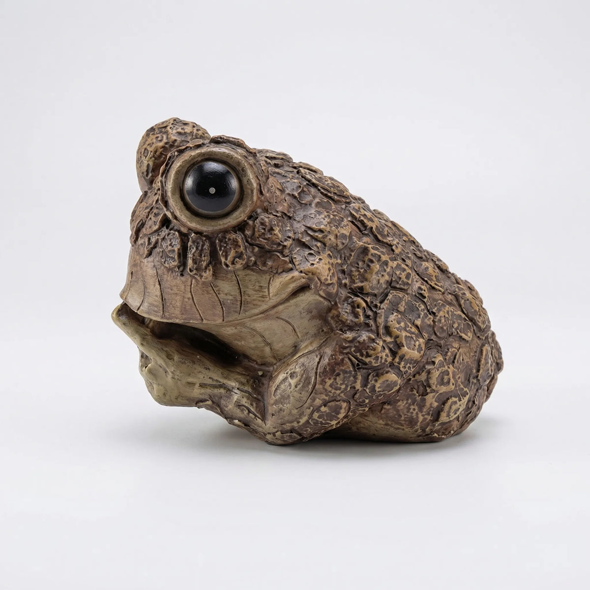 Spähender Frosch Baumornament mit lebensechten Details und verwittertem Finish