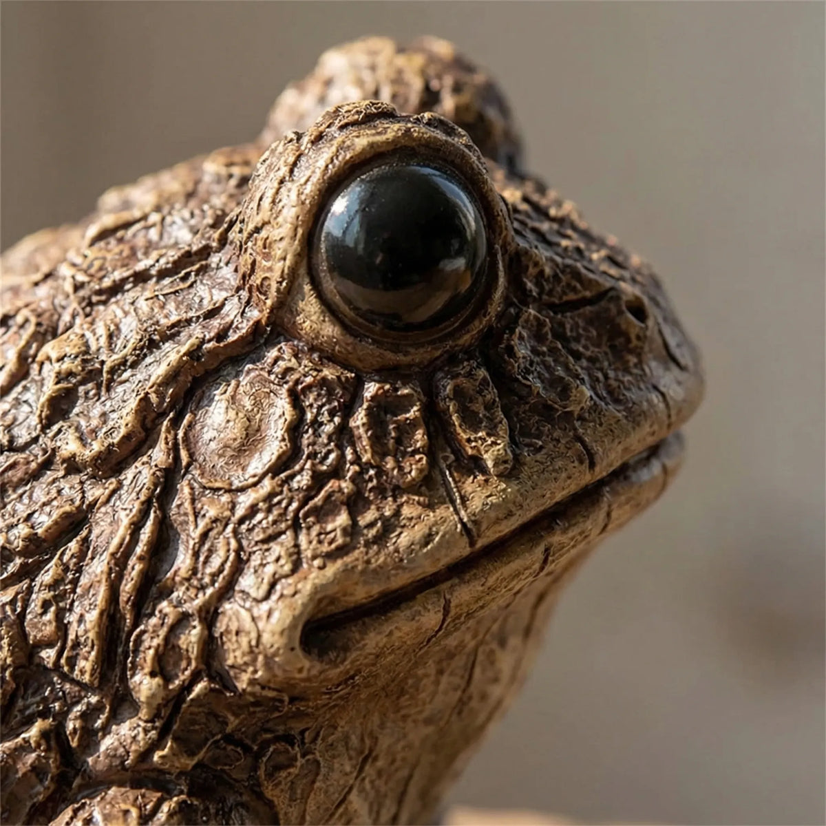 Spähender Frosch Baumornament mit lebensechten Details und verwittertem Finish