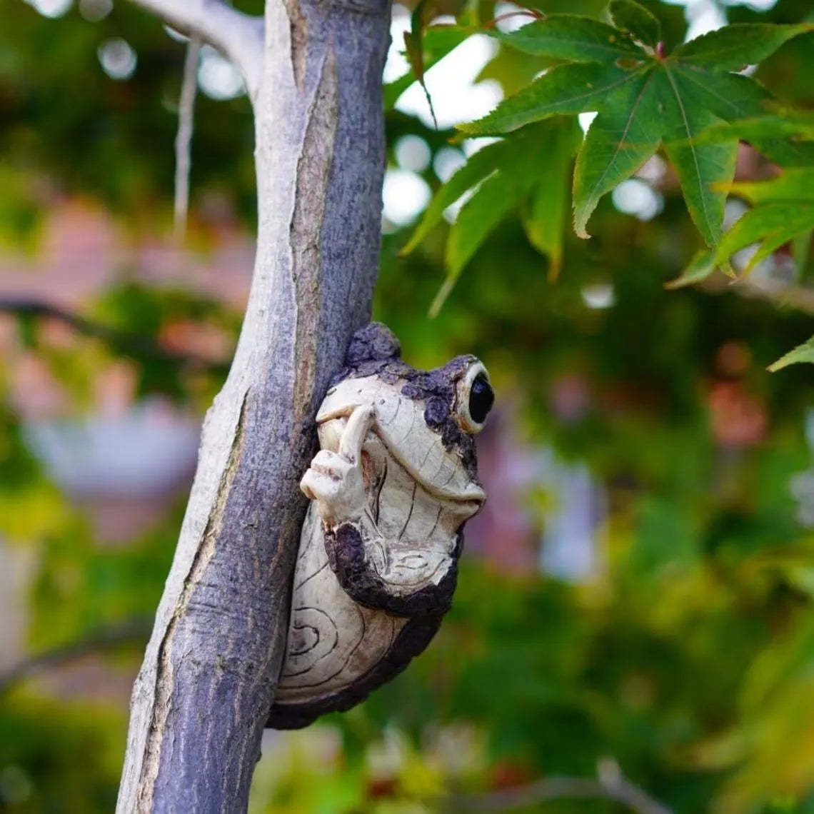 Spähender Frosch Baumornament mit lebensechten Details und verwittertem Finish