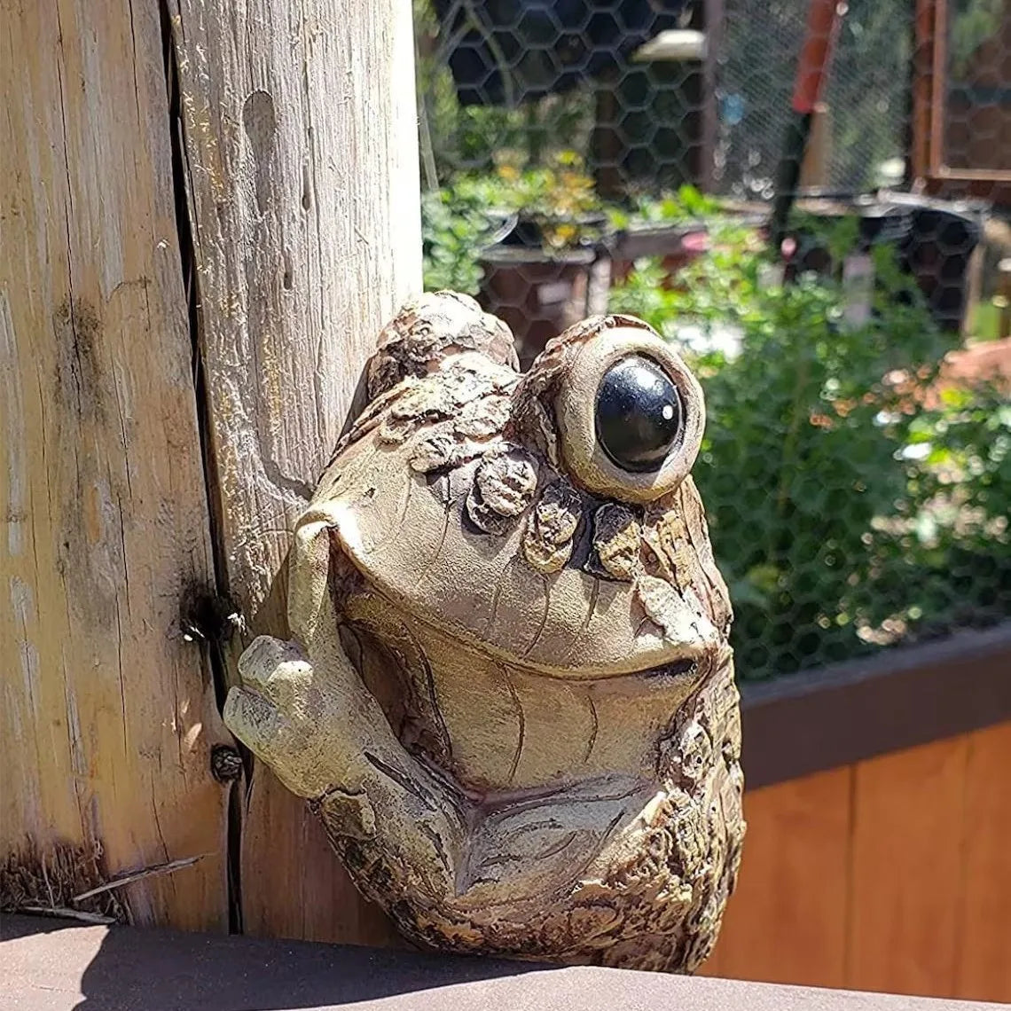 Spähender Frosch Baumornament mit lebensechten Details und verwittertem Finish