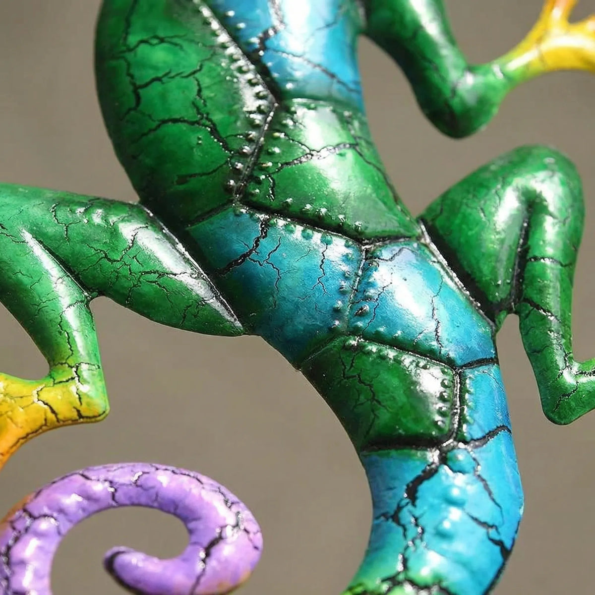 Bunte Gecko-Wandskulptur mit Crackle-Lackierung für Garten und Wohnbereich