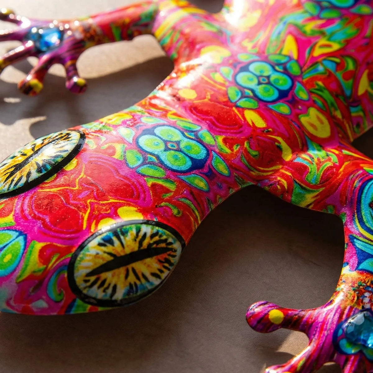 Gecko-Wandskulptur mit lebendiger bemalter Oberflächenfinish