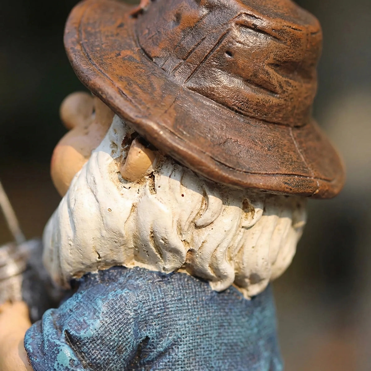 Sitzende Fischergnom-Gartenfigur handgemalt mit Angelrute