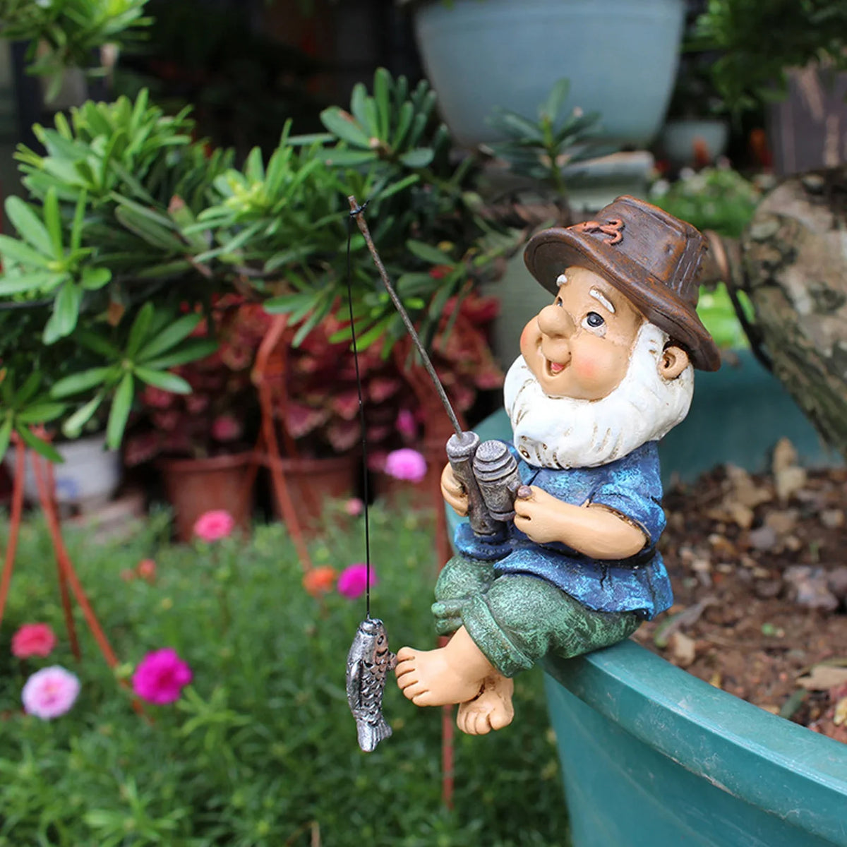 Sitzende Fischergnom-Gartenfigur handgemalt mit Angelrute