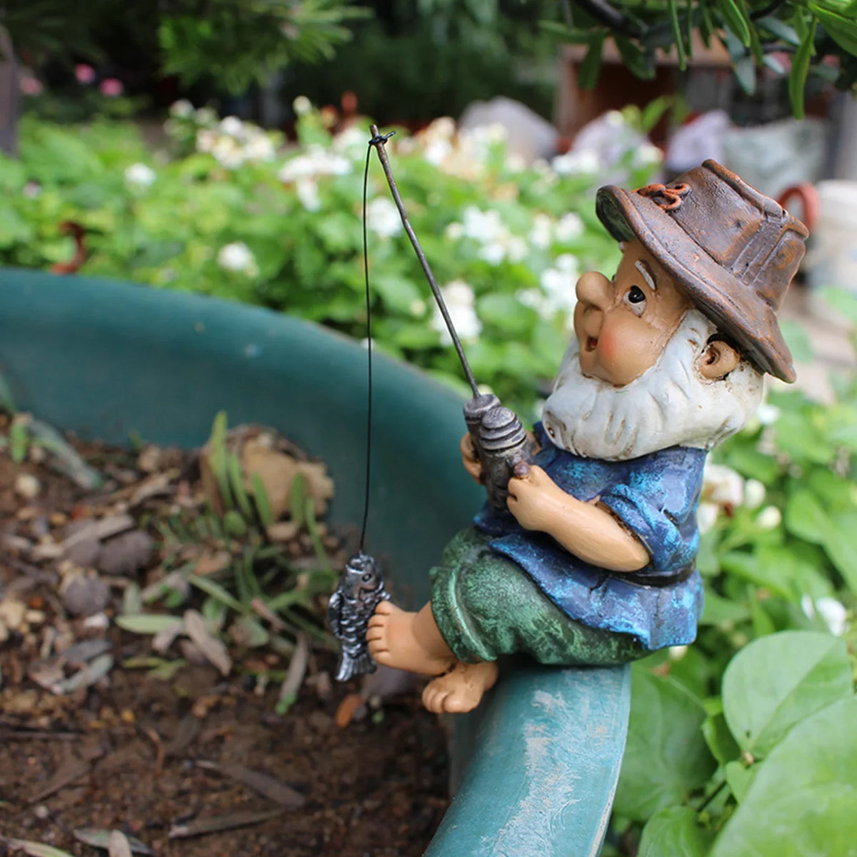 Sitzende Fischergnom-Gartenfigur handgemalt mit Angelrute