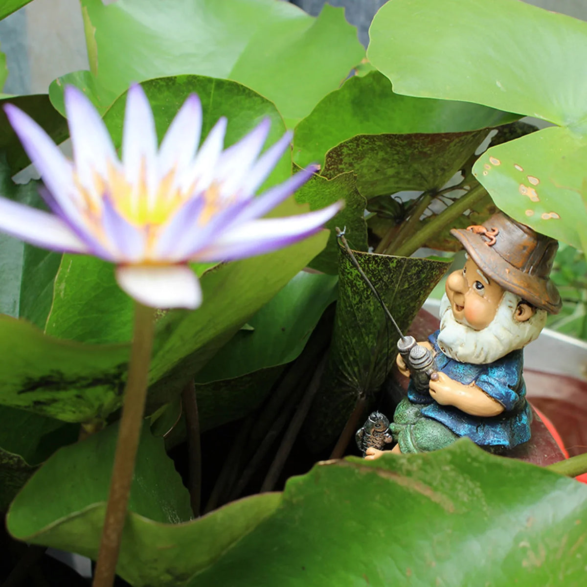 Sitzende Fischergnom-Gartenfigur handgemalt mit Angelrute