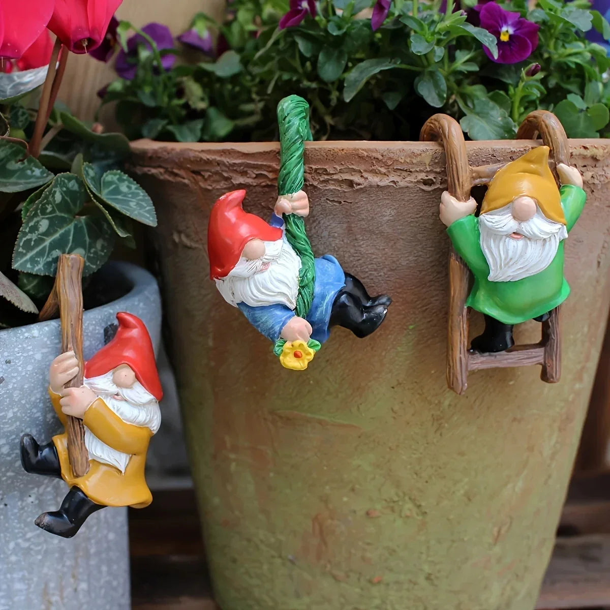 Miniatur-Kletterzwerge handgemalt zum Einhängen auf Blumentöpfe