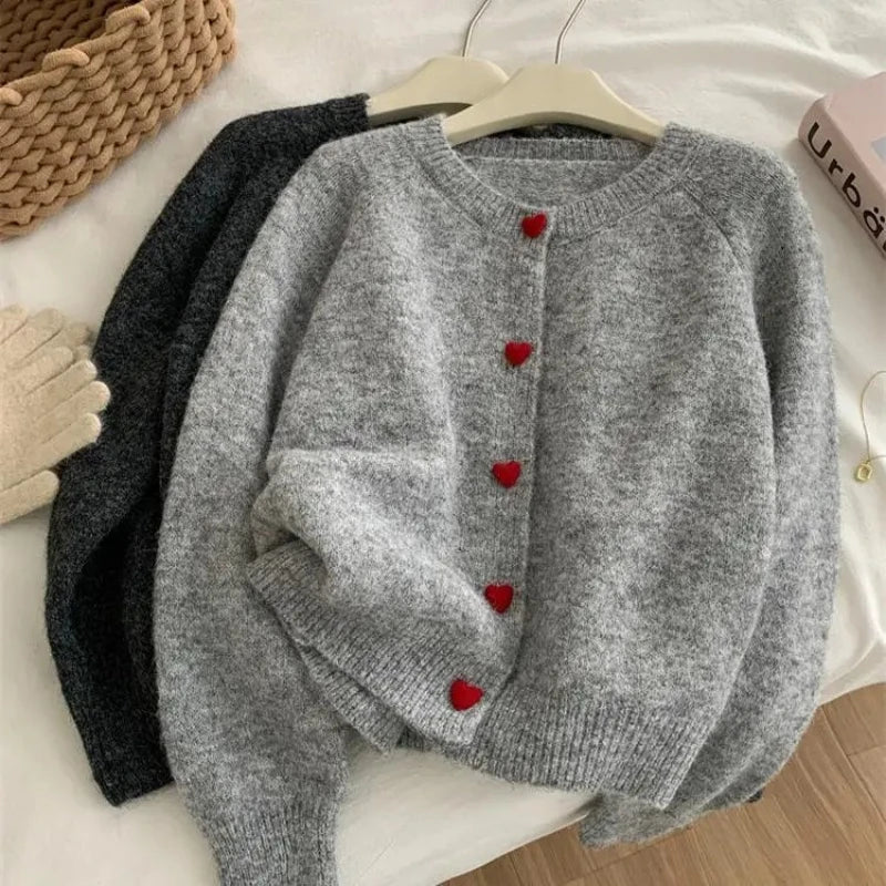 Gestrickte Strickjacke mit Herzknöpfen abgesetzter Schulter lockere Passform