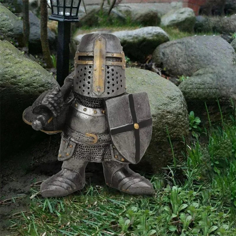 Miniatur Mittelalter-Ritter Gartenfigur mit Kettenhemd und Topfhelm