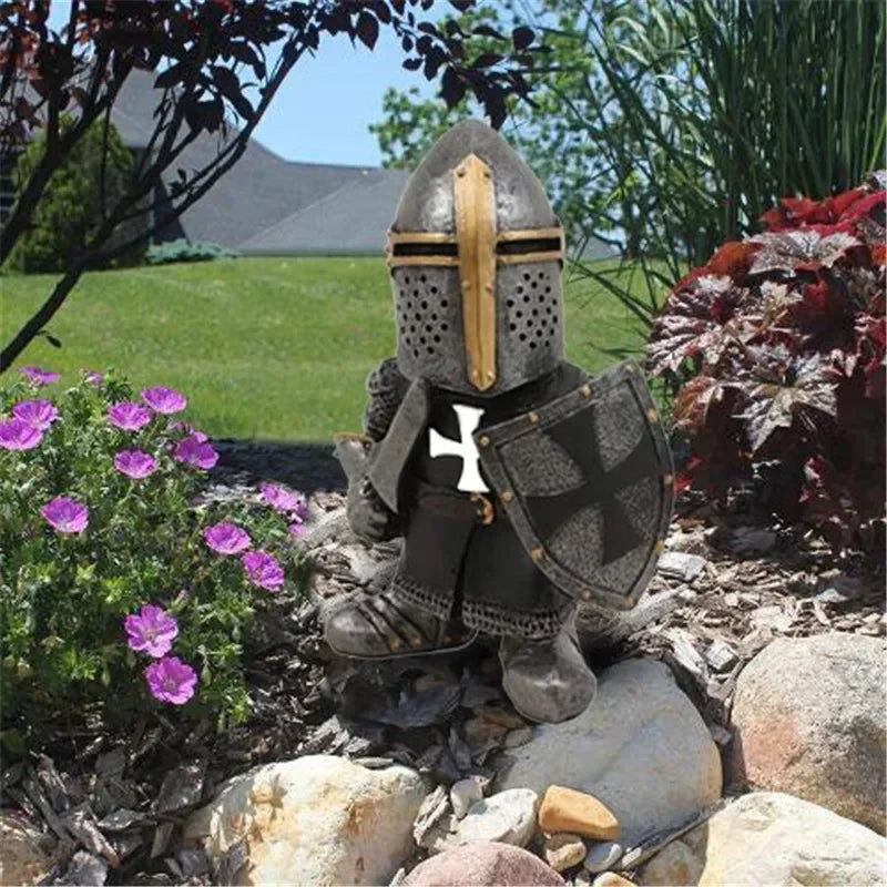 Miniatur Mittelalter-Ritter Gartenfigur mit Kettenhemd und Topfhelm
