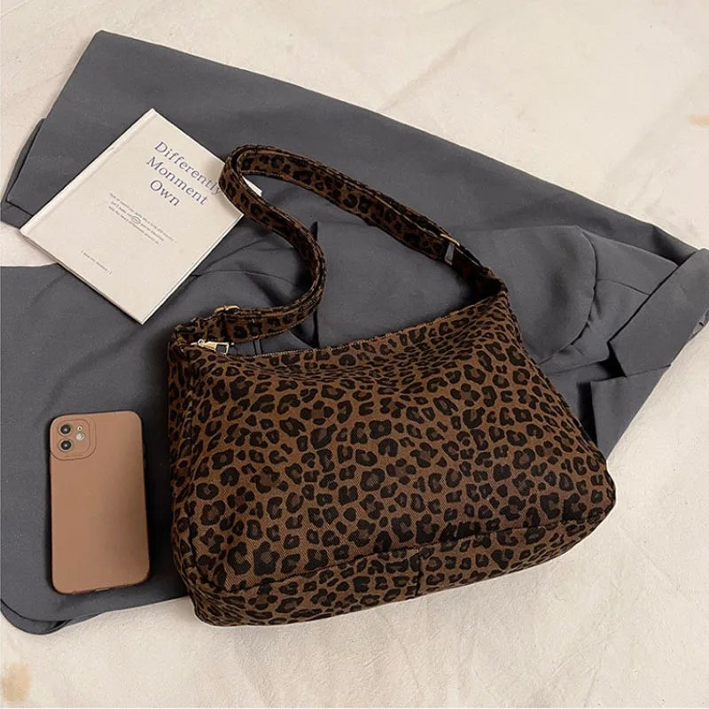 Leoparden-Schultertasche großformatig mit verstellbarem Gurt und Leopard-Druck