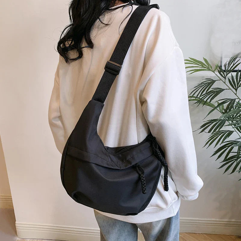 Kompakte Nylon-Umhängetasche mit verstellbarem Gurt und Reissverschluss