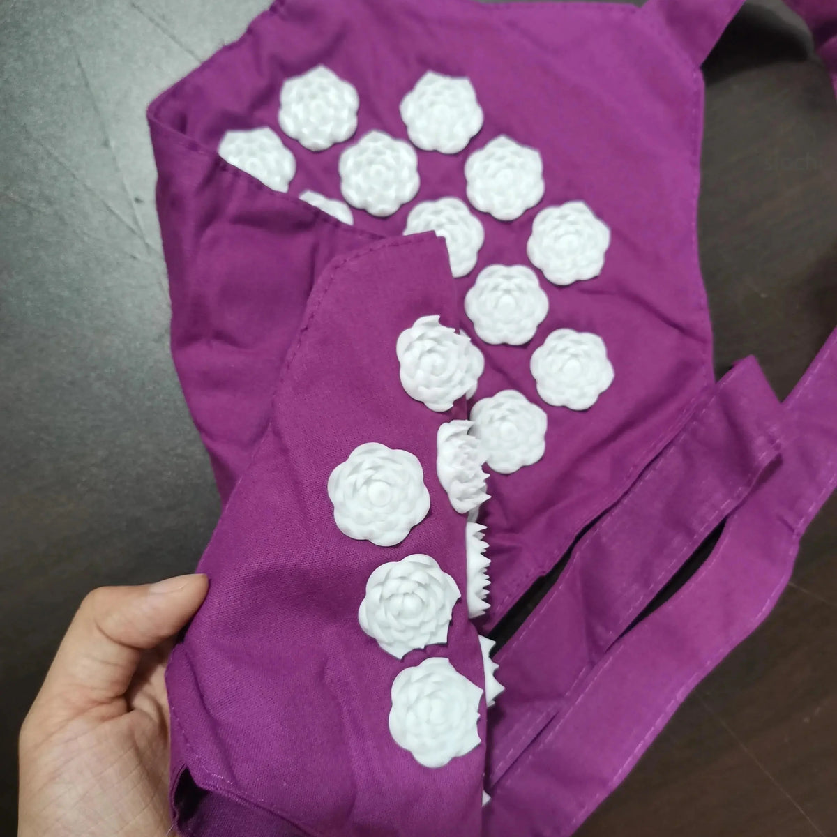 Tragbare Akupressur-Wärmebandage mit lotusförmigen Knoten für Rückenschmerzen