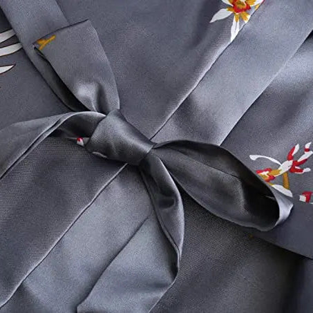 Kurzer Kimono-Morgenmantel mit zartem Blumenmuster elegant seidenartig