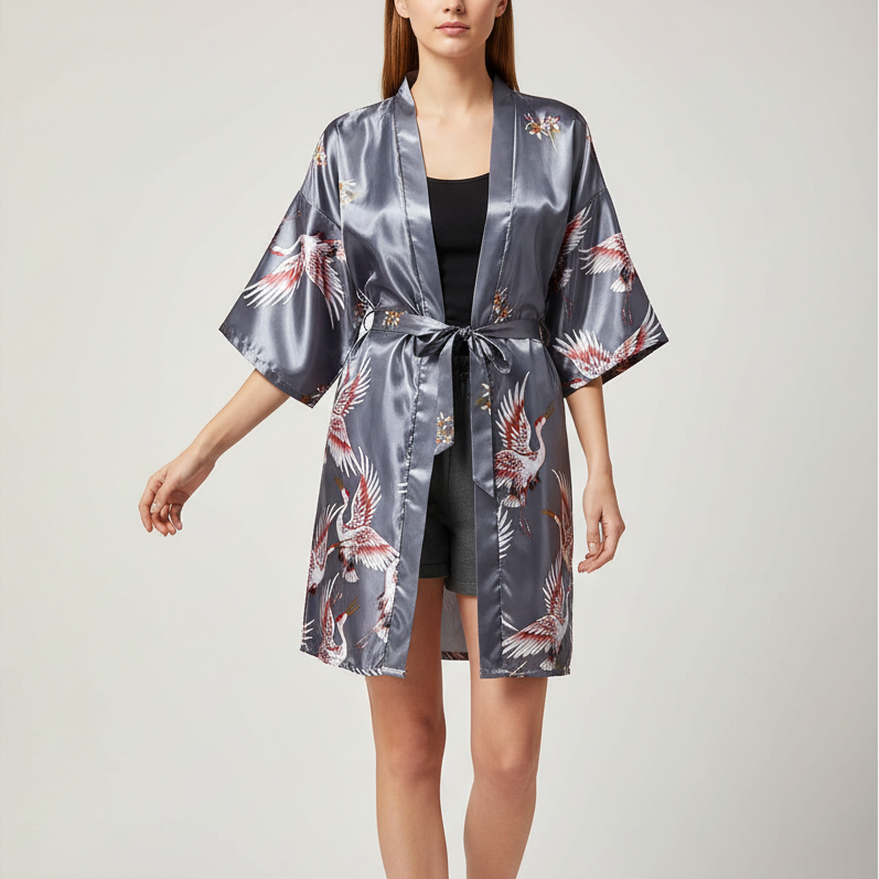 Kurzer Kimono-Morgenmantel mit zartem Blumenmuster elegant seidenartig