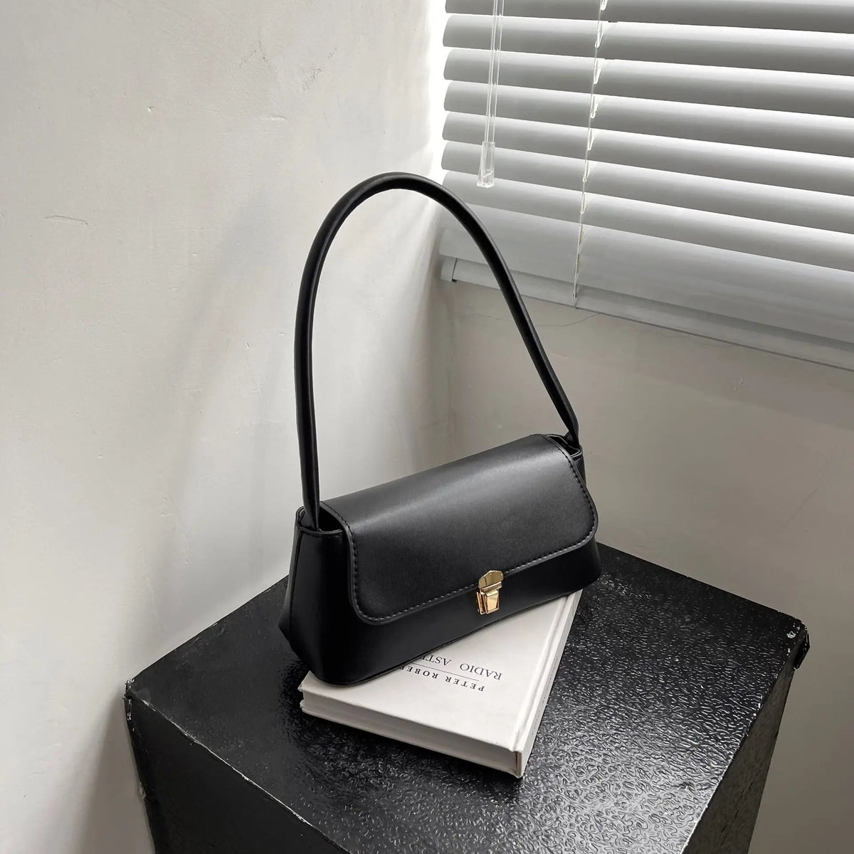 Retro Schultertasche mit Überschlag aus PU-Leder strukturiert