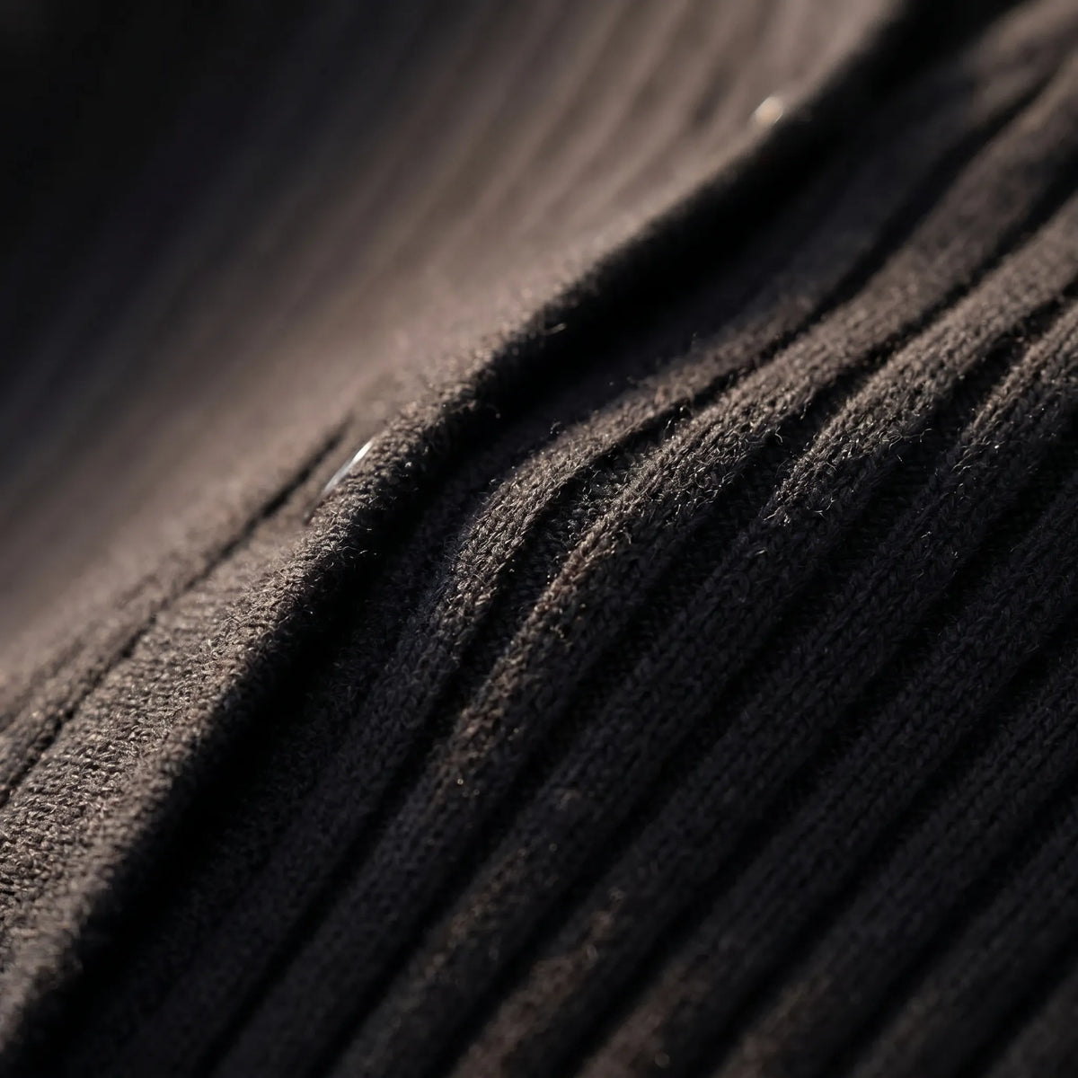 Gerippter Strickcardigin Damen mit Knopfleiste und Bruststickerei