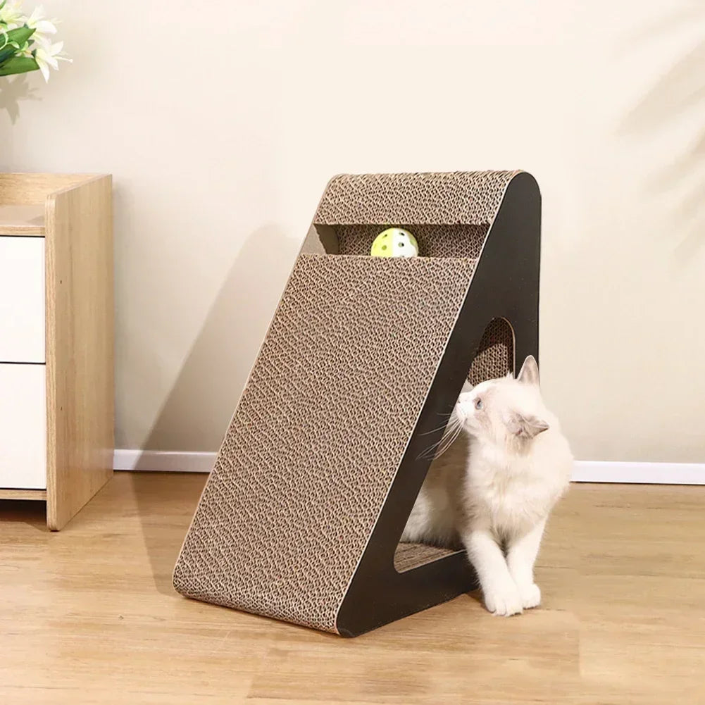 Dreieckiges Katzenkratzbrett mit Spielball für Krallenpflege und Spiel