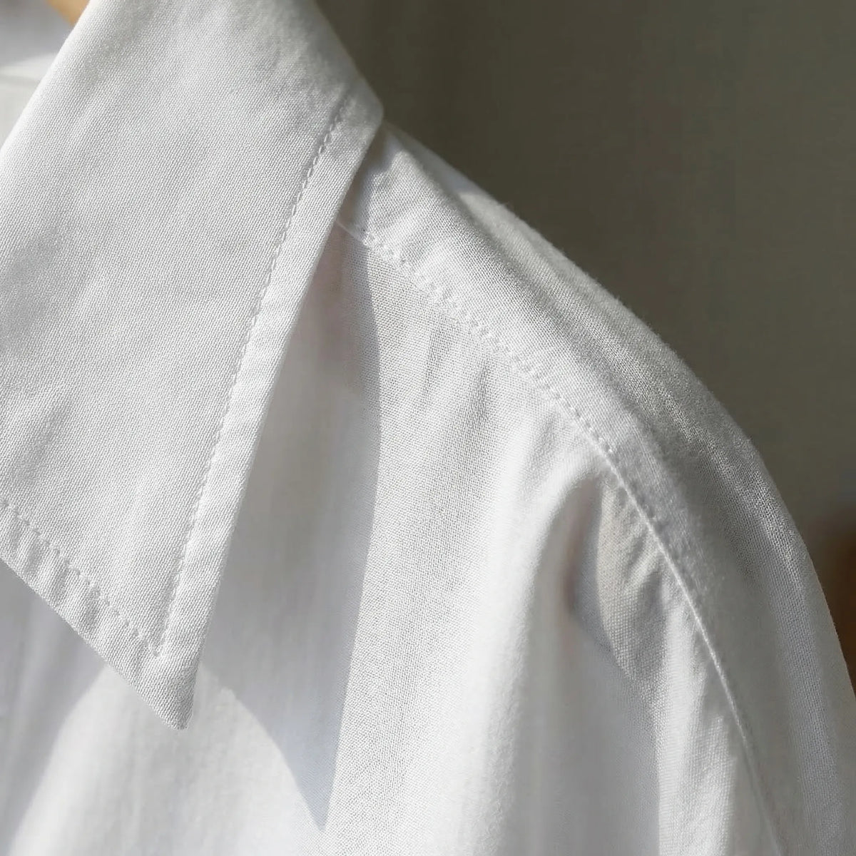 Bluse mit weiten Ärmeln und asymmetrischem Saum Johnny-Kragen Knopfleiste