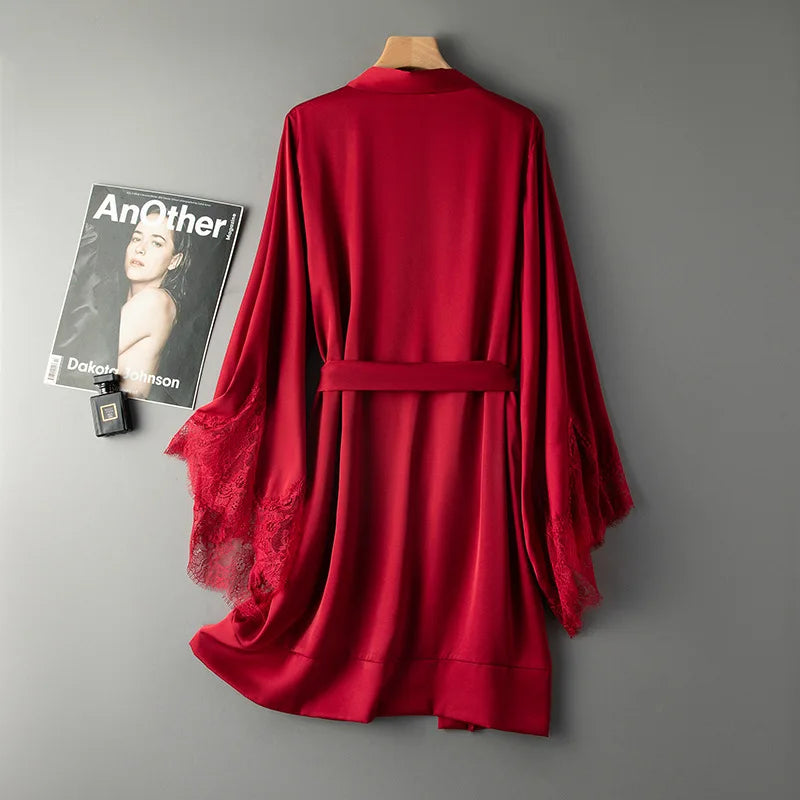 Kurzer Kimono-Bademantel mit Spitzenverzierung