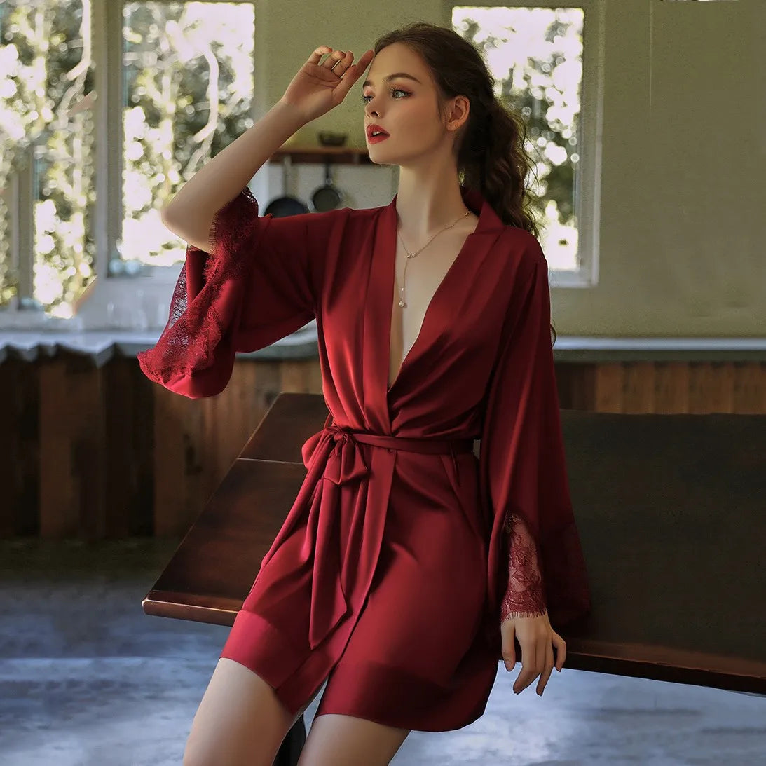 Kurzer Kimono-Bademantel mit Spitzenverzierung