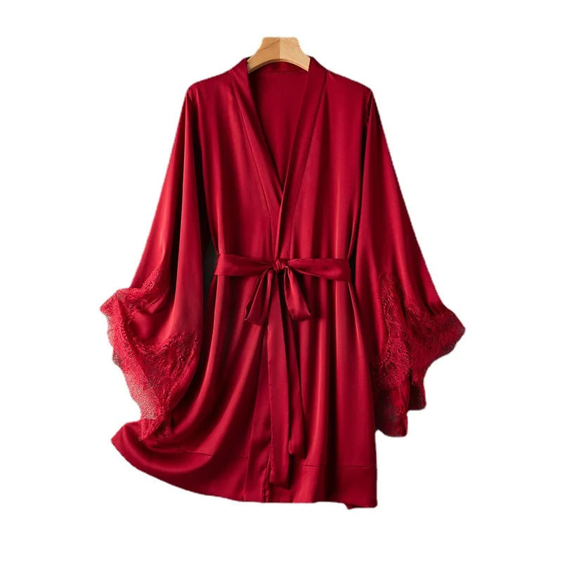 Kurzer Kimono-Bademantel mit Spitzenverzierung